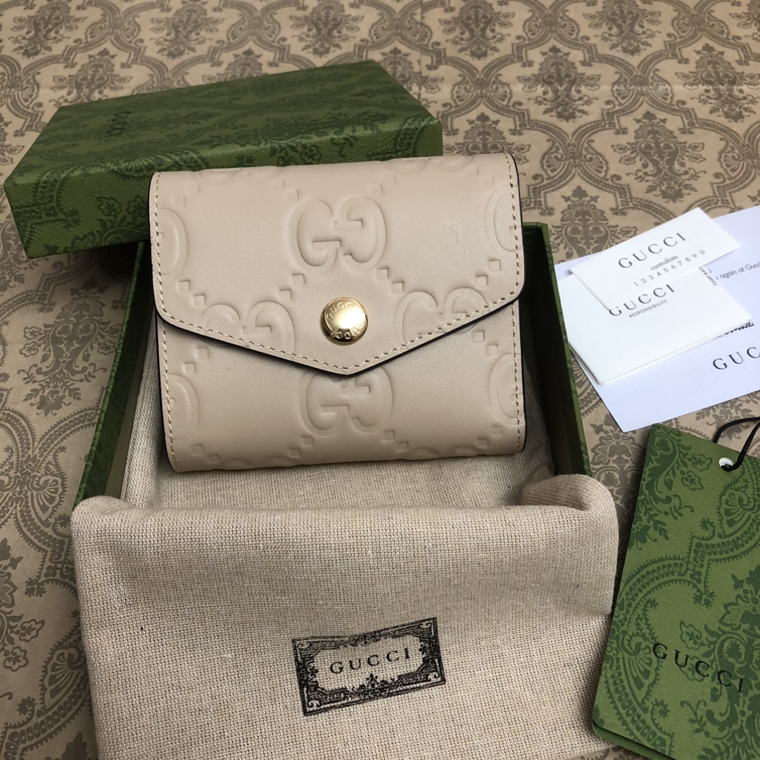 品牌创始人Guccio Gucci先生的姓名首字母缩写为皮革配饰增色添彩，将现代感十足的小皮具与Gucc