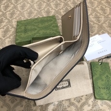 品牌创始人Guccio Gucci先生的姓名首字母缩写为皮革配饰增色添彩,将现代感十足的小皮具与Gucc 品牌创始人Guccio Gucci先生的姓名首字母缩写为皮革配饰增色添彩,将现代感十足的小皮具与Gucc