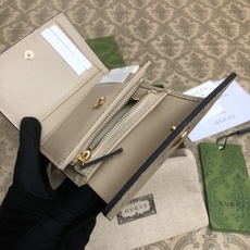品牌创始人Guccio Gucci先生的姓名首字母缩写为皮革配饰增色添彩,将现代感十足的小皮具与Gucc 品牌创始人Guccio Gucci先生的姓名首字母缩写为皮革配饰增色添彩,将现代感十足的小皮具与Gucc