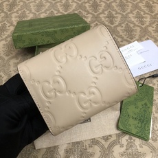 品牌创始人Guccio Gucci先生的姓名首字母缩写为皮革配饰增色添彩,将现代感十足的小皮具与Gucc 品牌创始人Guccio Gucci先生的姓名首字母缩写为皮革配饰增色添彩,将现代感十足的小皮具与Gucc
