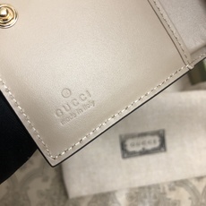 品牌创始人Guccio Gucci先生的姓名首字母缩写为皮革配饰增色添彩,将现代感十足的小皮具与Gucc 品牌创始人Guccio Gucci先生的姓名首字母缩写为皮革配饰增色添彩,将现代感十足的小皮具与Gucc