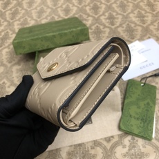 品牌创始人Guccio Gucci先生的姓名首字母缩写为皮革配饰增色添彩,将现代感十足的小皮具与Gucc 品牌创始人Guccio Gucci先生的姓名首字母缩写为皮革配饰增色添彩,将现代感十足的小皮具与Gucc