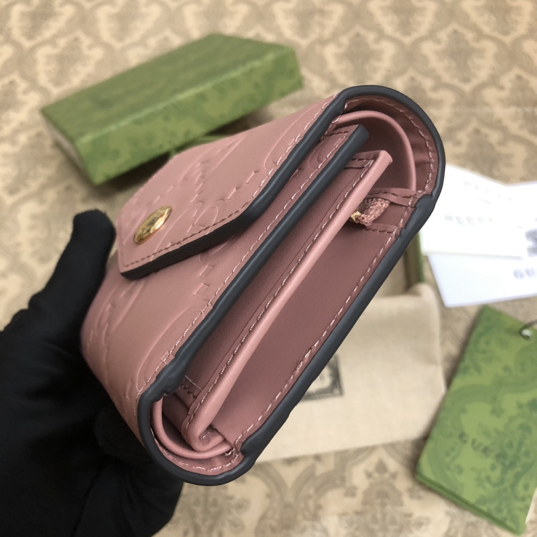 品牌创始人Guccio Gucci先生的姓名首字母缩写为皮革配饰增色添彩，将现代感十足的小皮具与Gucc