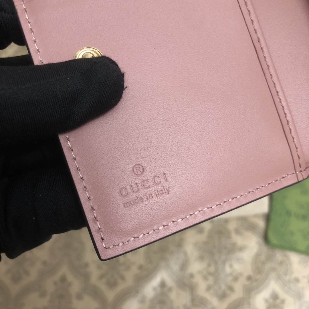 品牌创始人Guccio Gucci先生的姓名首字母缩写为皮革配饰增色添彩，将现代感十足的小皮具与Gucc