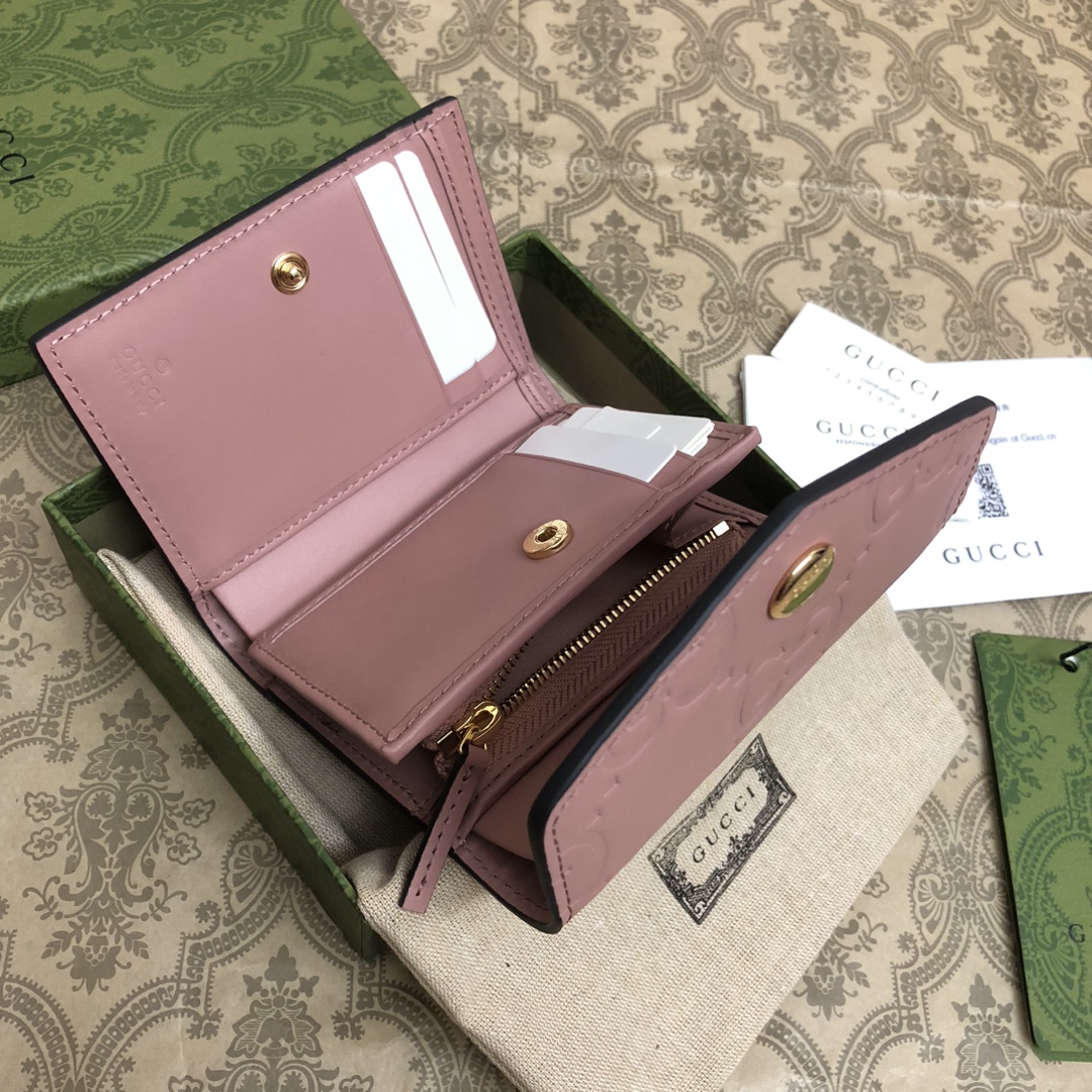 品牌创始人Guccio Gucci先生的姓名首字母缩写为皮革配饰增色添彩，将现代感十足的小皮具与Gucc