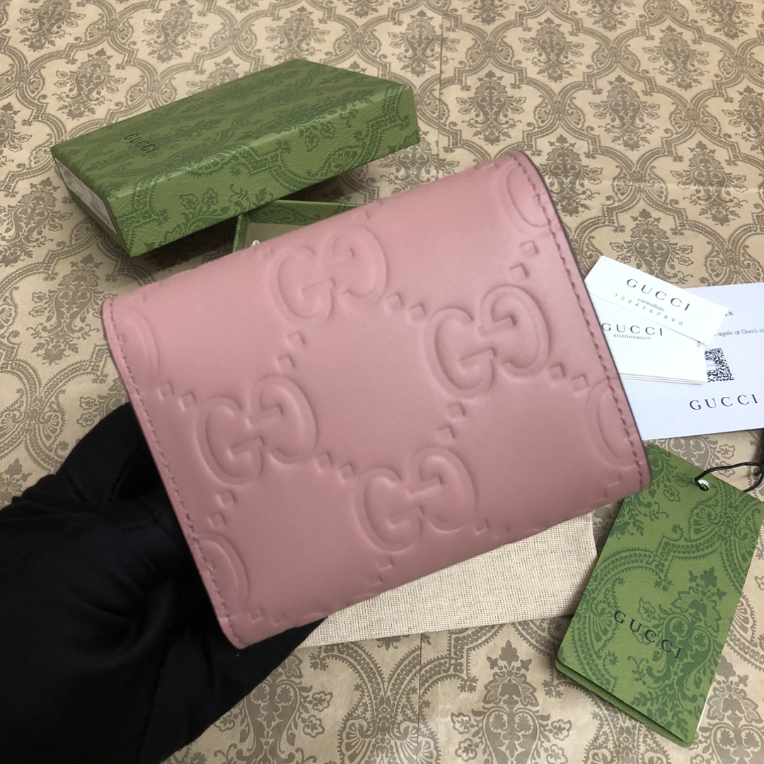 品牌创始人Guccio Gucci先生的姓名首字母缩写为皮革配饰增色添彩，将现代感十足的小皮具与Gucc