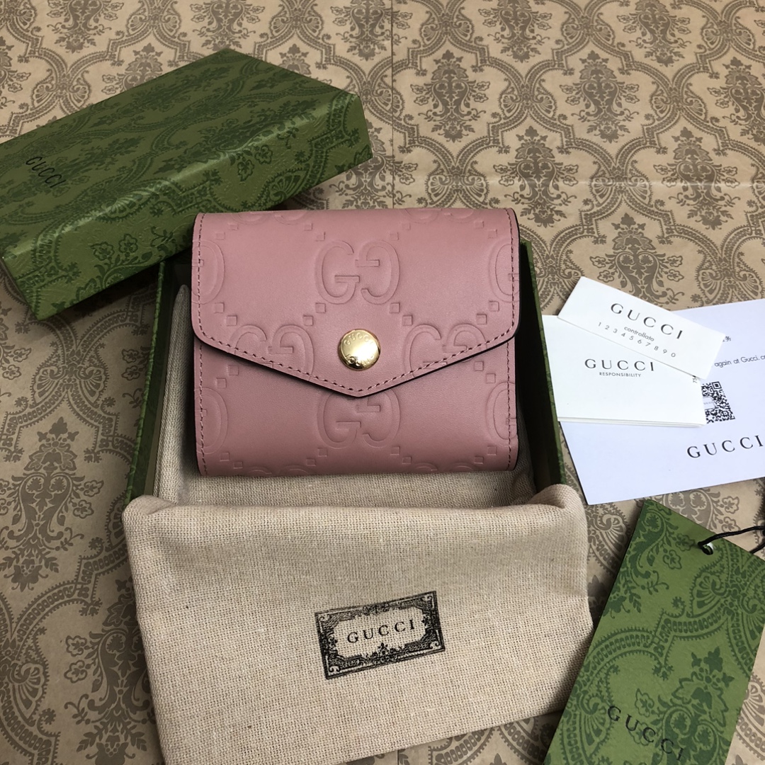 品牌创始人Guccio Gucci先生的姓名首字母缩写为皮革配饰增色添彩，将现代感十足的小皮具与Gucc