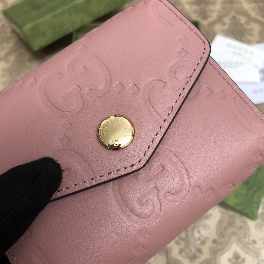 品牌创始人Guccio Gucci先生的姓名首字母缩写为皮革配饰增色添彩，将现代感十足的小皮具与Gucc