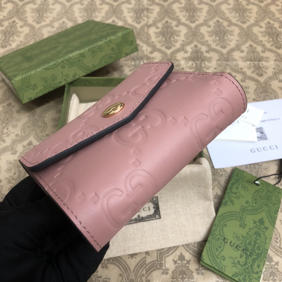品牌创始人Guccio Gucci先生的姓名首字母缩写为皮革配饰增色添彩，将现代感十足的小皮具与Gucc