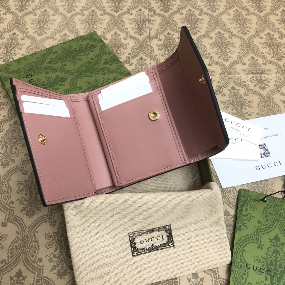 品牌创始人Guccio Gucci先生的姓名首字母缩写为皮革配饰增色添彩，将现代感十足的小皮具与Gucc