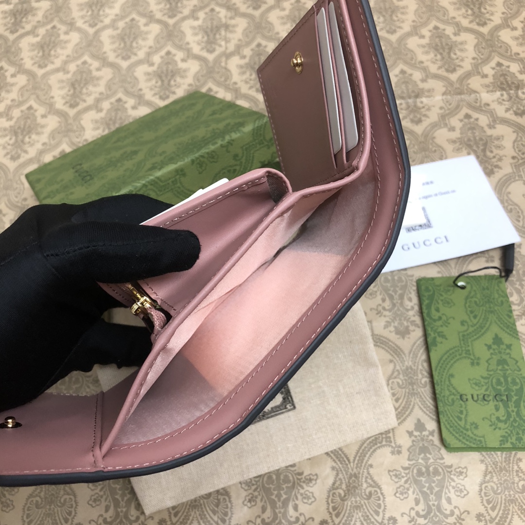 品牌创始人Guccio Gucci先生的姓名首字母缩写为皮革配饰增色添彩，将现代感十足的小皮具与Gucc