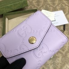 品牌创始人Guccio Gucci先生的姓名首字母缩写为皮革配饰增色添彩,将现代感十足的小皮具与Gucc 品牌创始人Guccio Gucci先生的姓名首字母缩写为皮革配饰增色添彩,将现代感十足的小皮具与Gucc
