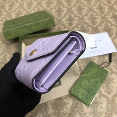 品牌创始人Guccio Gucci先生的姓名首字母缩写为皮革配饰增色添彩,将现代感十足的小皮具与Gucc 品牌创始人Guccio Gucci先生的姓名首字母缩写为皮革配饰增色添彩,将现代感十足的小皮具与Gucc