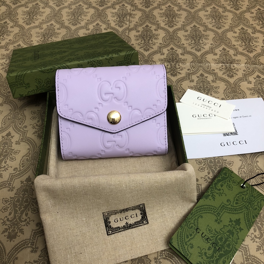 品牌创始人Guccio Gucci先生的姓名首字母缩写为皮革配饰增色添彩，将现代感十足的小皮具与Gucc