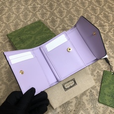 品牌创始人Guccio Gucci先生的姓名首字母缩写为皮革配饰增色添彩,将现代感十足的小皮具与Gucc 品牌创始人Guccio Gucci先生的姓名首字母缩写为皮革配饰增色添彩,将现代感十足的小皮具与Gucc