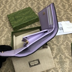 品牌创始人Guccio Gucci先生的姓名首字母缩写为皮革配饰增色添彩,将现代感十足的小皮具与Gucc 品牌创始人Guccio Gucci先生的姓名首字母缩写为皮革配饰增色添彩,将现代感十足的小皮具与Gucc