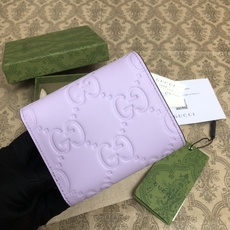 品牌创始人Guccio Gucci先生的姓名首字母缩写为皮革配饰增色添彩,将现代感十足的小皮具与Gucc 品牌创始人Guccio Gucci先生的姓名首字母缩写为皮革配饰增色添彩,将现代感十足的小皮具与Gucc