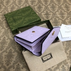 品牌创始人Guccio Gucci先生的姓名首字母缩写为皮革配饰增色添彩,将现代感十足的小皮具与Gucc 品牌创始人Guccio Gucci先生的姓名首字母缩写为皮革配饰增色添彩,将现代感十足的小皮具与Gucc