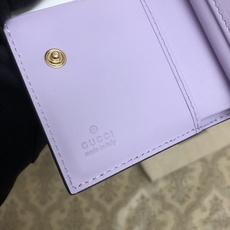 品牌创始人Guccio Gucci先生的姓名首字母缩写为皮革配饰增色添彩,将现代感十足的小皮具与Gucc 品牌创始人Guccio Gucci先生的姓名首字母缩写为皮革配饰增色添彩,将现代感十足的小皮具与Gucc