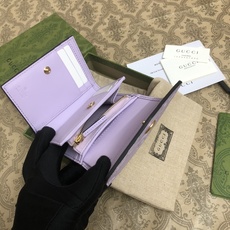 品牌创始人Guccio Gucci先生的姓名首字母缩写为皮革配饰增色添彩,将现代感十足的小皮具与Gucc 品牌创始人Guccio Gucci先生的姓名首字母缩写为皮革配饰增色添彩,将现代感十足的小皮具与Gucc