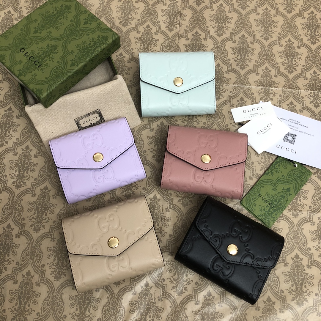 品牌创始人Guccio Gucci先生的姓名首字母缩写为皮革配饰增色添彩，将现代感十足的小皮具与Gucc