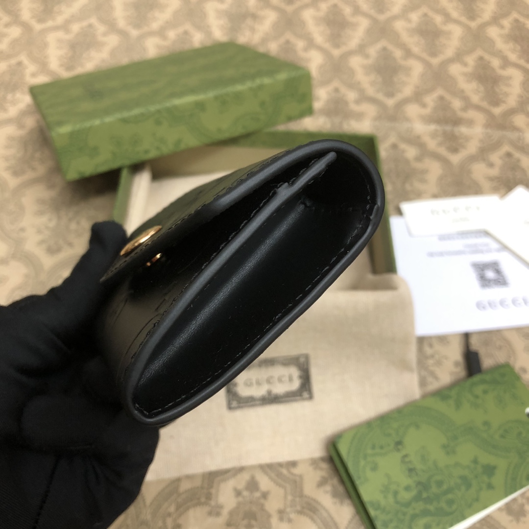 品牌创始人Guccio Gucci先生的姓名首字母缩写为皮革配饰增色添彩，将现代感十足的小皮具与Gucc