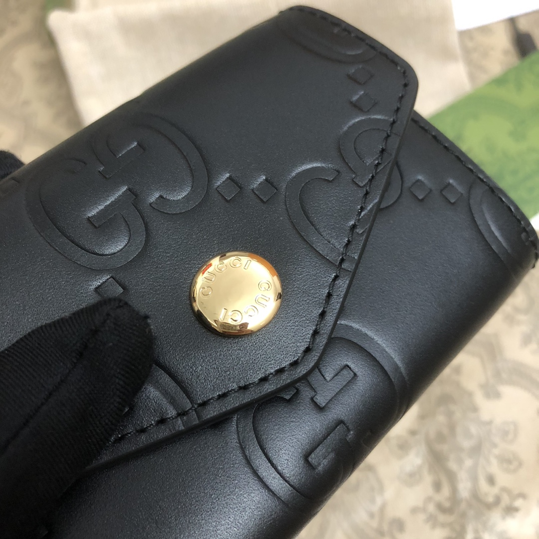 品牌创始人Guccio Gucci先生的姓名首字母缩写为皮革配饰增色添彩，将现代感十足的小皮具与Gucc
