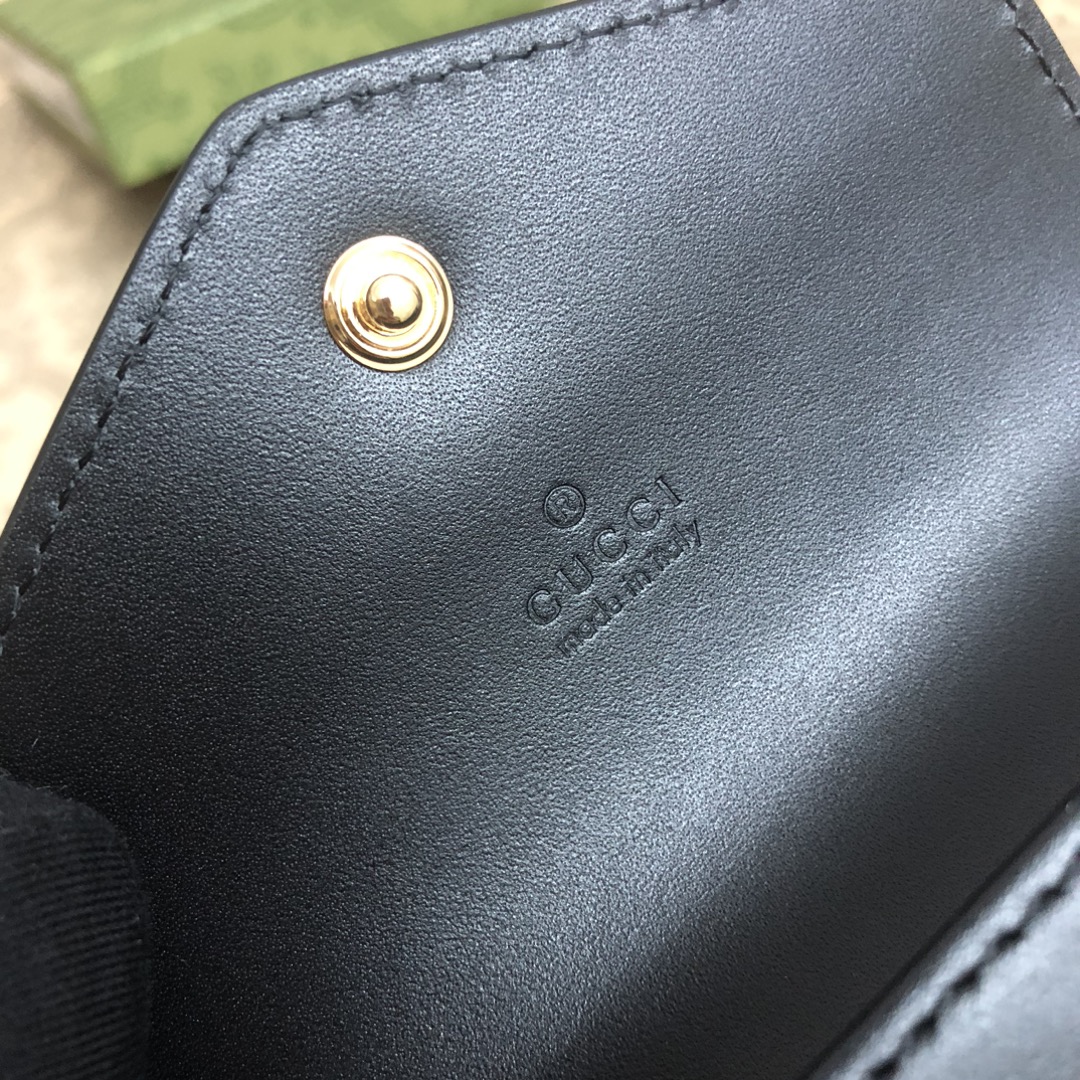 品牌创始人Guccio Gucci先生的姓名首字母缩写为皮革配饰增色添彩，将现代感十足的小皮具与Gucc