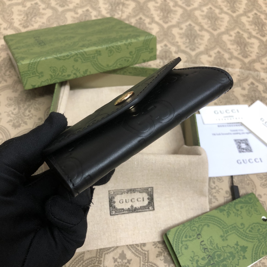 品牌创始人Guccio Gucci先生的姓名首字母缩写为皮革配饰增色添彩，将现代感十足的小皮具与Gucc