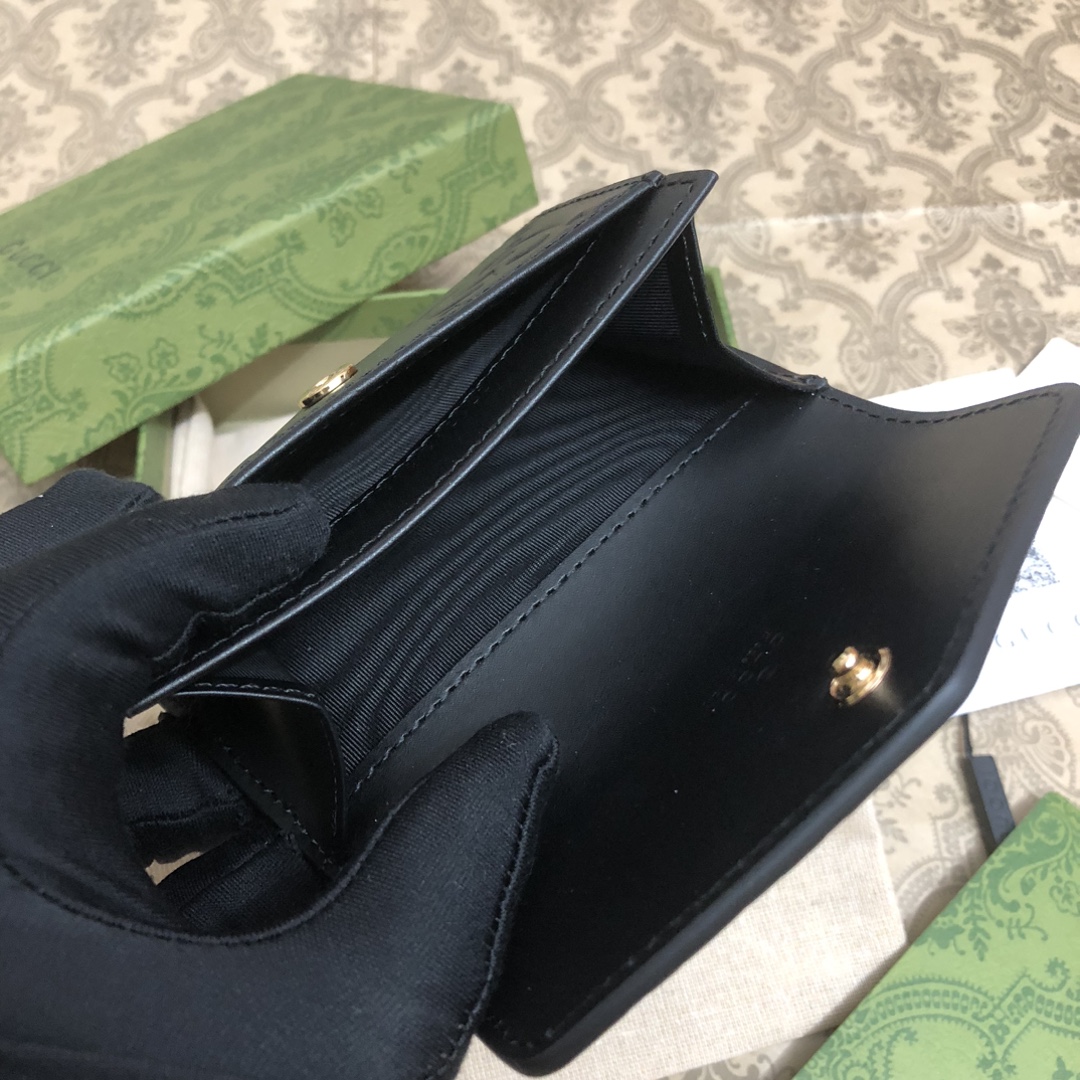 品牌创始人Guccio Gucci先生的姓名首字母缩写为皮革配饰增色添彩，将现代感十足的小皮具与Gucc