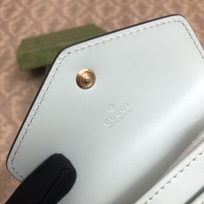 品牌创始人Guccio Gucci先生的姓名首字母缩写为皮革配饰增色添彩,将现代感十足的小皮具与Gucc 品牌创始人Guccio Gucci先生的姓名首字母缩写为皮革配饰增色添彩,将现代感十足的小皮具与Gucc