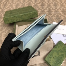 品牌创始人Guccio Gucci先生的姓名首字母缩写为皮革配饰增色添彩,将现代感十足的小皮具与Gucc 品牌创始人Guccio Gucci先生的姓名首字母缩写为皮革配饰增色添彩,将现代感十足的小皮具与Gucc
