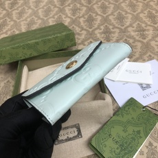 品牌创始人Guccio Gucci先生的姓名首字母缩写为皮革配饰增色添彩,将现代感十足的小皮具与Gucc 品牌创始人Guccio Gucci先生的姓名首字母缩写为皮革配饰增色添彩,将现代感十足的小皮具与Gucc