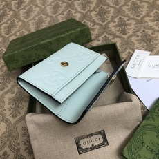 品牌创始人Guccio Gucci先生的姓名首字母缩写为皮革配饰增色添彩,将现代感十足的小皮具与Gucc 品牌创始人Guccio Gucci先生的姓名首字母缩写为皮革配饰增色添彩,将现代感十足的小皮具与Gucc