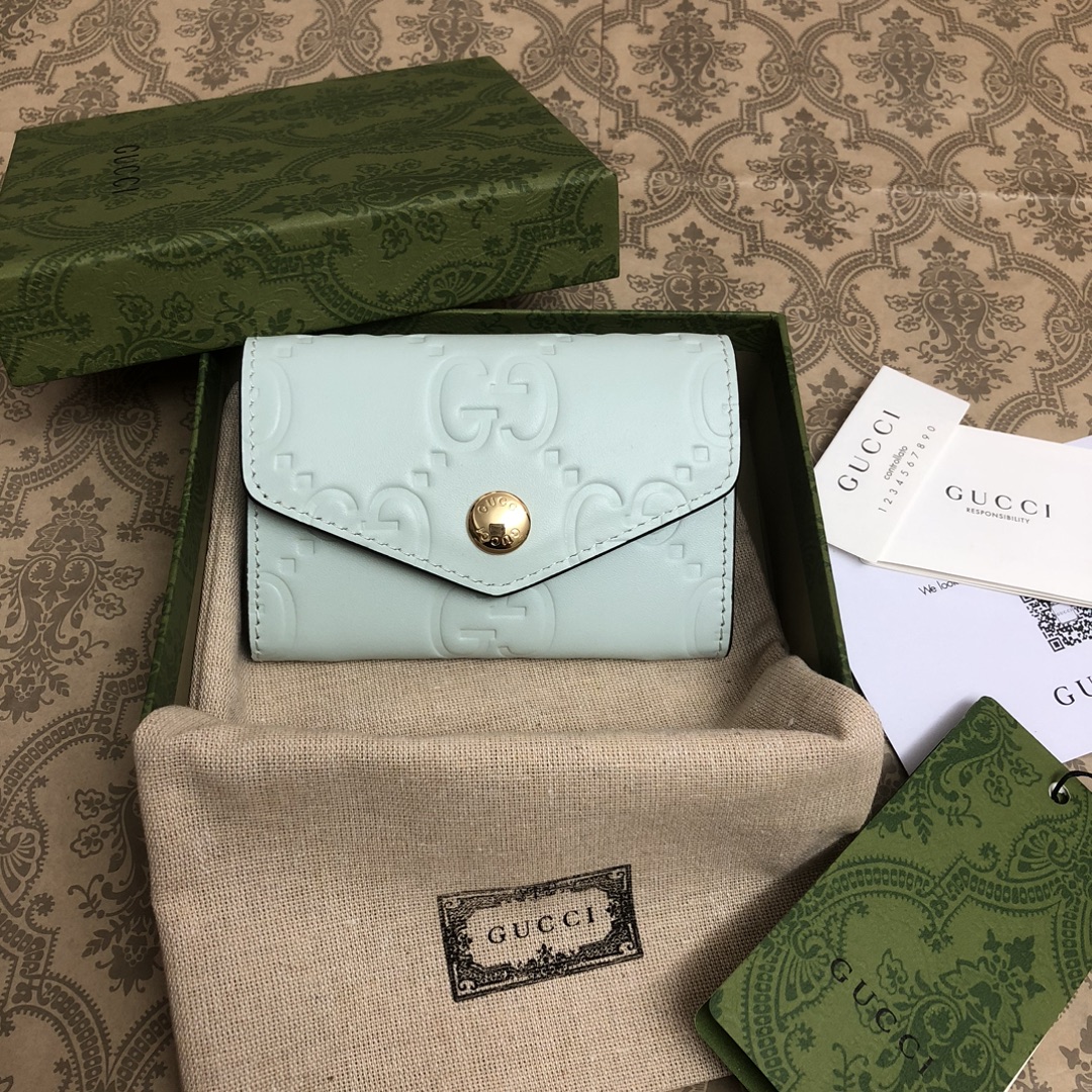 品牌创始人Guccio Gucci先生的姓名首字母缩写为皮革配饰增色添彩，将现代感十足的小皮具与Gucc