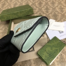 品牌创始人Guccio Gucci先生的姓名首字母缩写为皮革配饰增色添彩,将现代感十足的小皮具与Gucc 品牌创始人Guccio Gucci先生的姓名首字母缩写为皮革配饰增色添彩,将现代感十足的小皮具与Gucc