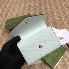 品牌创始人Guccio Gucci先生的姓名首字母缩写为皮革配饰增色添彩,将现代感十足的小皮具与Gucc 品牌创始人Guccio Gucci先生的姓名首字母缩写为皮革配饰增色添彩,将现代感十足的小皮具与Gucc