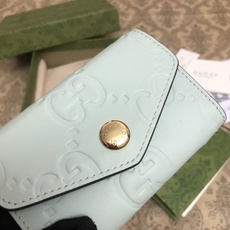 品牌创始人Guccio Gucci先生的姓名首字母缩写为皮革配饰增色添彩,将现代感十足的小皮具与Gucc 品牌创始人Guccio Gucci先生的姓名首字母缩写为皮革配饰增色添彩,将现代感十足的小皮具与Gucc