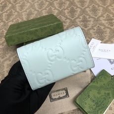 品牌创始人Guccio Gucci先生的姓名首字母缩写为皮革配饰增色添彩,将现代感十足的小皮具与Gucc 品牌创始人Guccio Gucci先生的姓名首字母缩写为皮革配饰增色添彩,将现代感十足的小皮具与Gucc