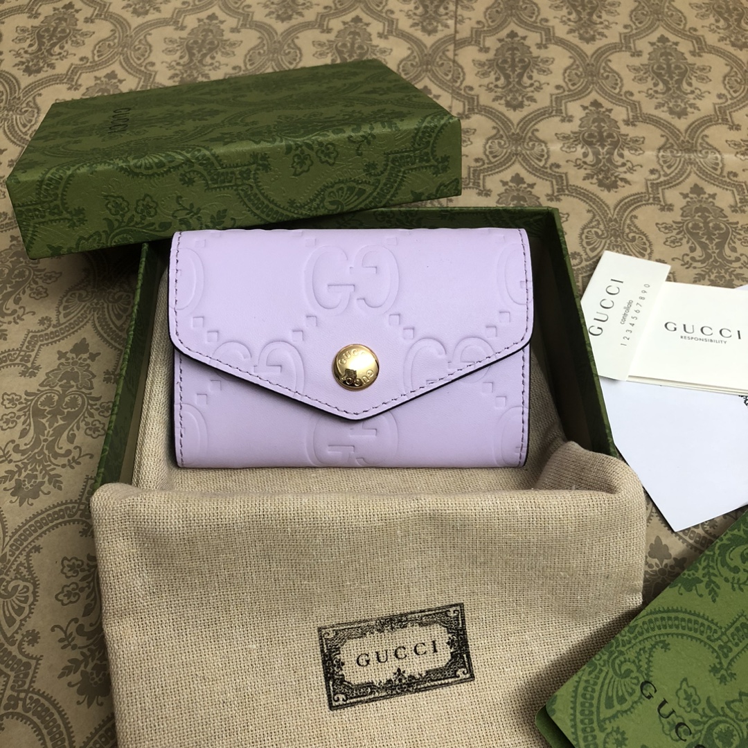 品牌创始人Guccio Gucci先生的姓名首字母缩写为皮革配饰增色添彩，将现代感十足的小皮具与Gucc