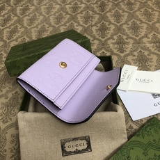 品牌创始人Guccio Gucci先生的姓名首字母缩写为皮革配饰增色添彩,将现代感十足的小皮具与Gucc 品牌创始人Guccio Gucci先生的姓名首字母缩写为皮革配饰增色添彩,将现代感十足的小皮具与Gucc