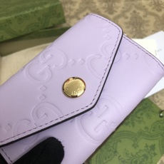 品牌创始人Guccio Gucci先生的姓名首字母缩写为皮革配饰增色添彩,将现代感十足的小皮具与Gucc 品牌创始人Guccio Gucci先生的姓名首字母缩写为皮革配饰增色添彩,将现代感十足的小皮具与Gucc