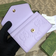 品牌创始人Guccio Gucci先生的姓名首字母缩写为皮革配饰增色添彩,将现代感十足的小皮具与Gucc 品牌创始人Guccio Gucci先生的姓名首字母缩写为皮革配饰增色添彩,将现代感十足的小皮具与Gucc