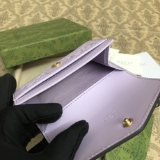 品牌创始人Guccio Gucci先生的姓名首字母缩写为皮革配饰增色添彩,将现代感十足的小皮具与Gucc 品牌创始人Guccio Gucci先生的姓名首字母缩写为皮革配饰增色添彩,将现代感十足的小皮具与Gucc