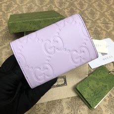 品牌创始人Guccio Gucci先生的姓名首字母缩写为皮革配饰增色添彩,将现代感十足的小皮具与Gucc 品牌创始人Guccio Gucci先生的姓名首字母缩写为皮革配饰增色添彩,将现代感十足的小皮具与Gucc