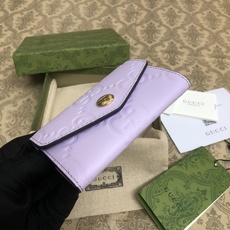 品牌创始人Guccio Gucci先生的姓名首字母缩写为皮革配饰增色添彩,将现代感十足的小皮具与Gucc 品牌创始人Guccio Gucci先生的姓名首字母缩写为皮革配饰增色添彩,将现代感十足的小皮具与Gucc