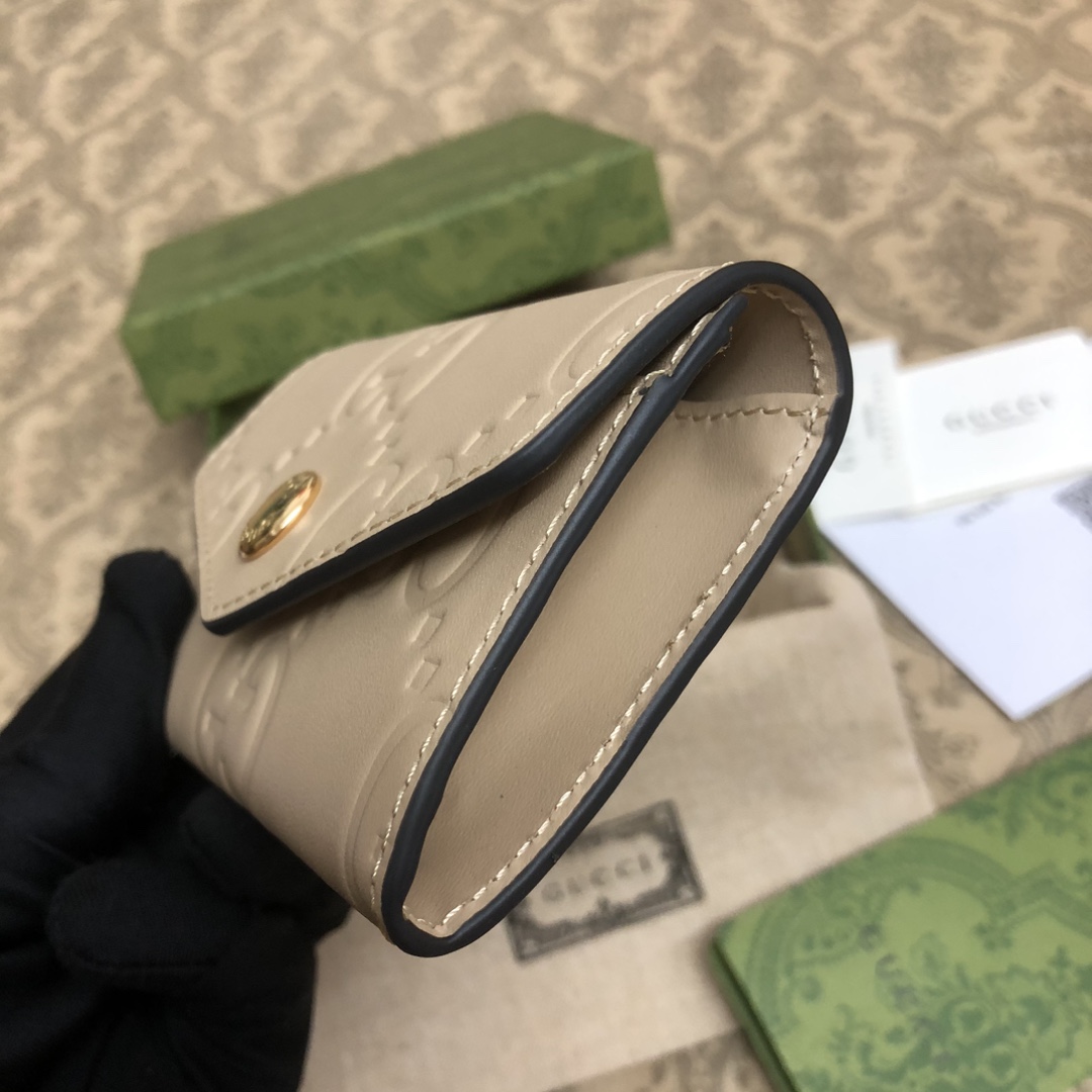 品牌创始人Guccio Gucci先生的姓名首字母缩写为皮革配饰增色添彩，将现代感十足的小皮具与Gucc