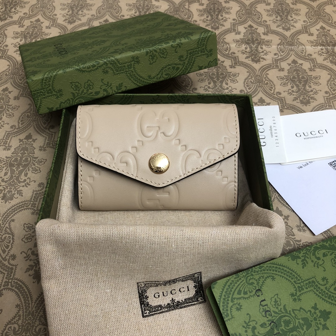 品牌创始人Guccio Gucci先生的姓名首字母缩写为皮革配饰增色添彩，将现代感十足的小皮具与Gucc