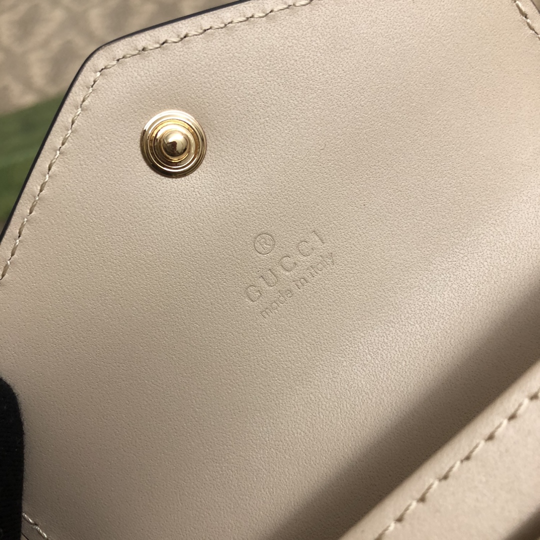 品牌创始人Guccio Gucci先生的姓名首字母缩写为皮革配饰增色添彩，将现代感十足的小皮具与Gucc