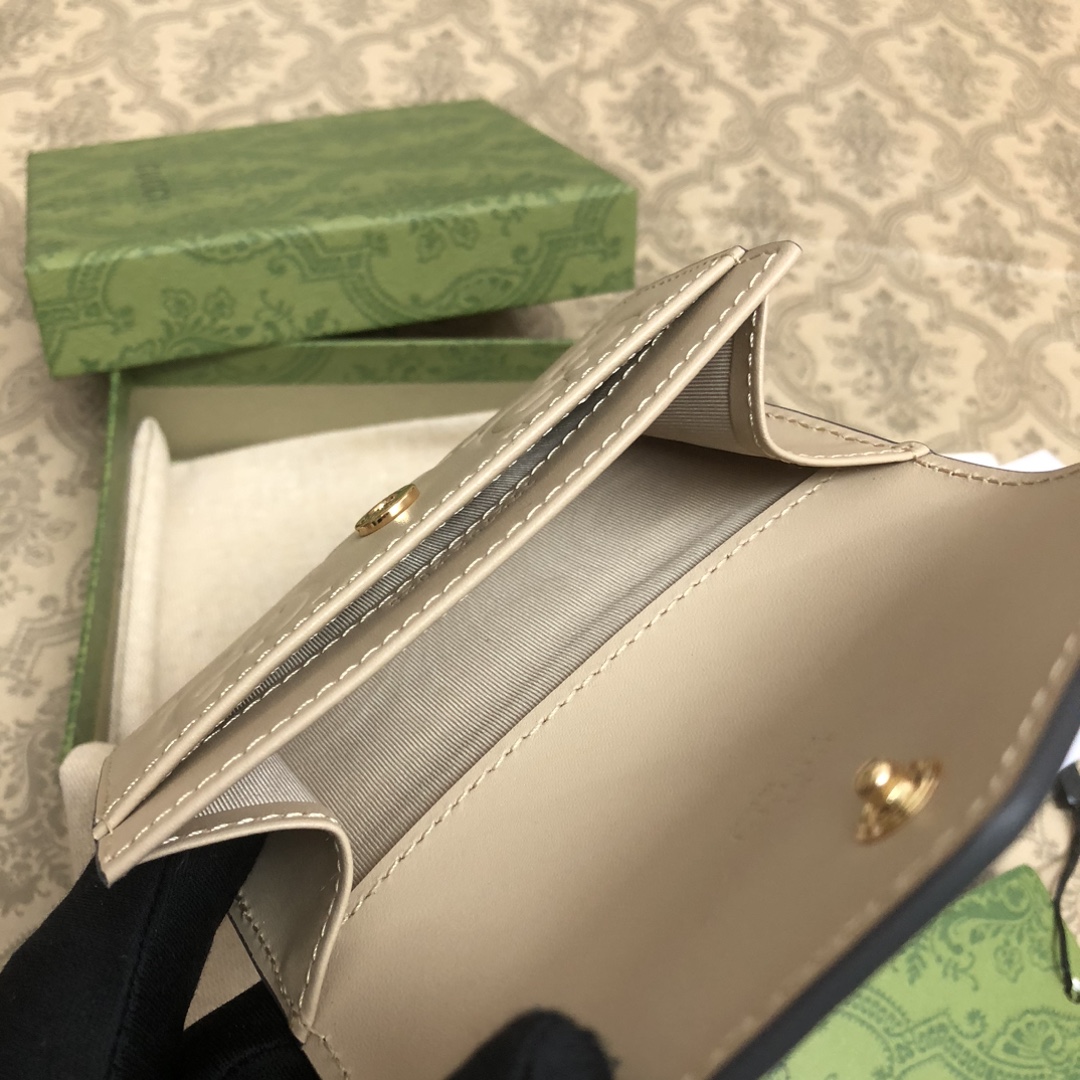 品牌创始人Guccio Gucci先生的姓名首字母缩写为皮革配饰增色添彩，将现代感十足的小皮具与Gucc